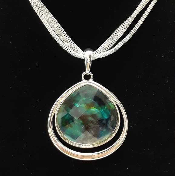 Beautiful green gem necklace & earrings set - Picture 3 of 6